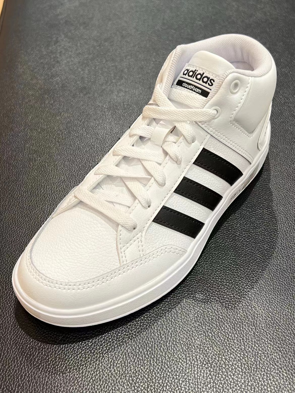 🌞踏春出游👟｜阿迪达斯白色中帮休闲鞋