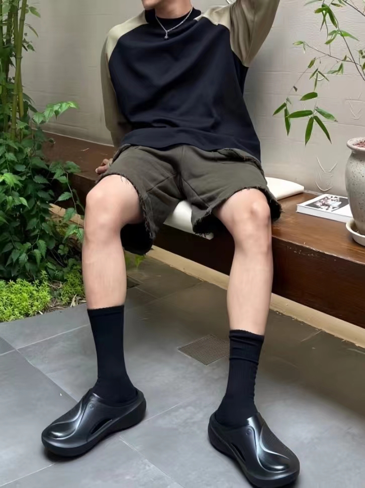 那个男孩子不喜欢这个沙滩拖鞋呢！