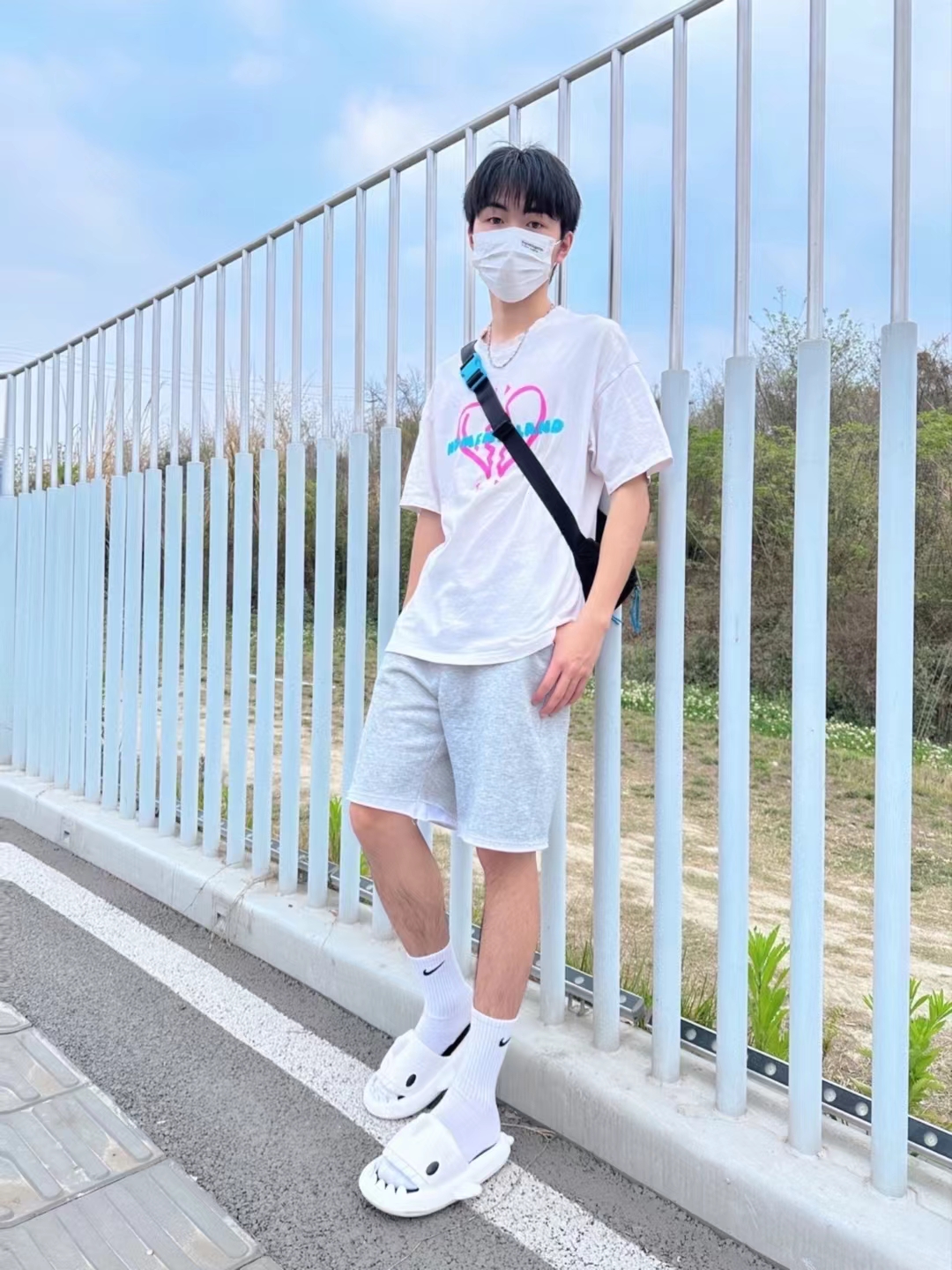 拖鞋也要穿小白鞋哦~