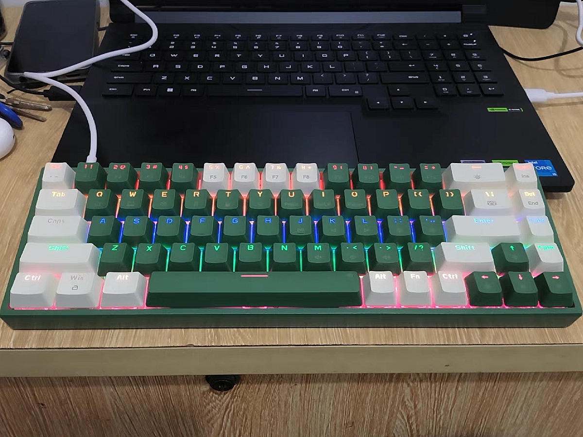 今天要跟你们推荐一款堪称神器的机械键盘！