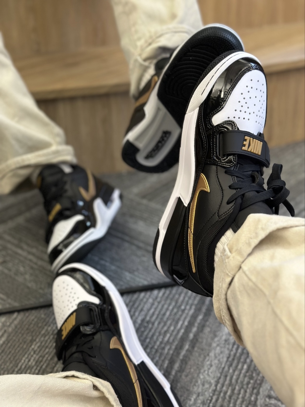 AJ312亮面黑金 | 漆皮真的好帅