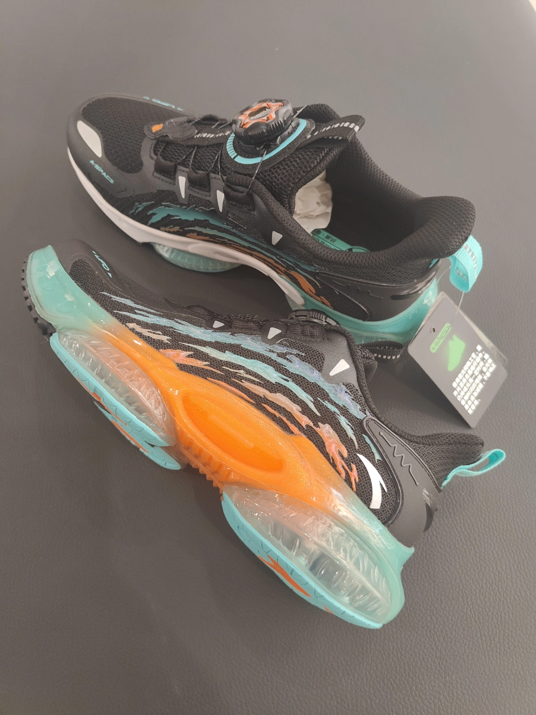 UFO5.0跑鞋，把发光的银河系穿在脚上