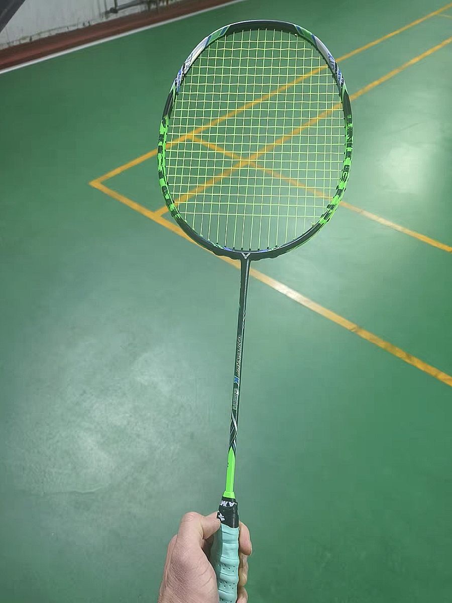 这款全碳素羽毛球拍让你尽情发挥实力，轻松扣杀对手！💪✨