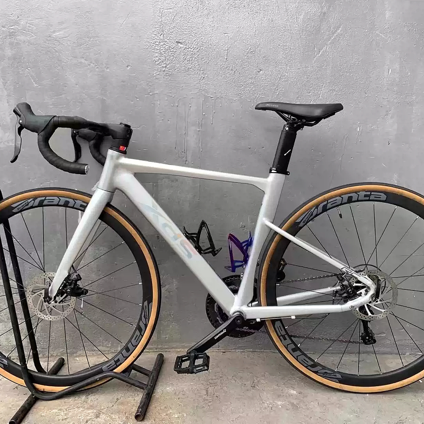 不论是斜坡攀爬还是高速下坡，你都能稳如磐石，彰显自信。