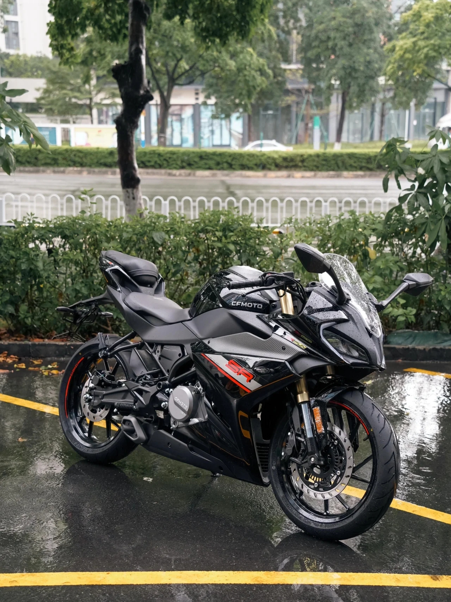 🌟作为一款追求速度与动感的智能摩托车，它的造型酷炫、线条流畅，令人一见倾心！😍