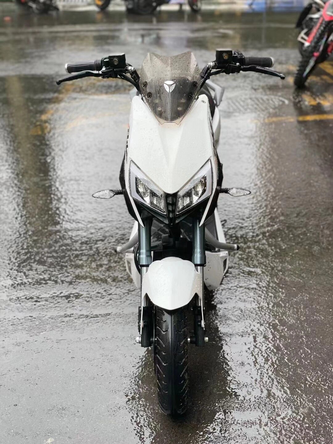 💥 轻松畅游城市！雅迪X5智能豪华电动摩托车，让你穿梭都市时尚之路！💨