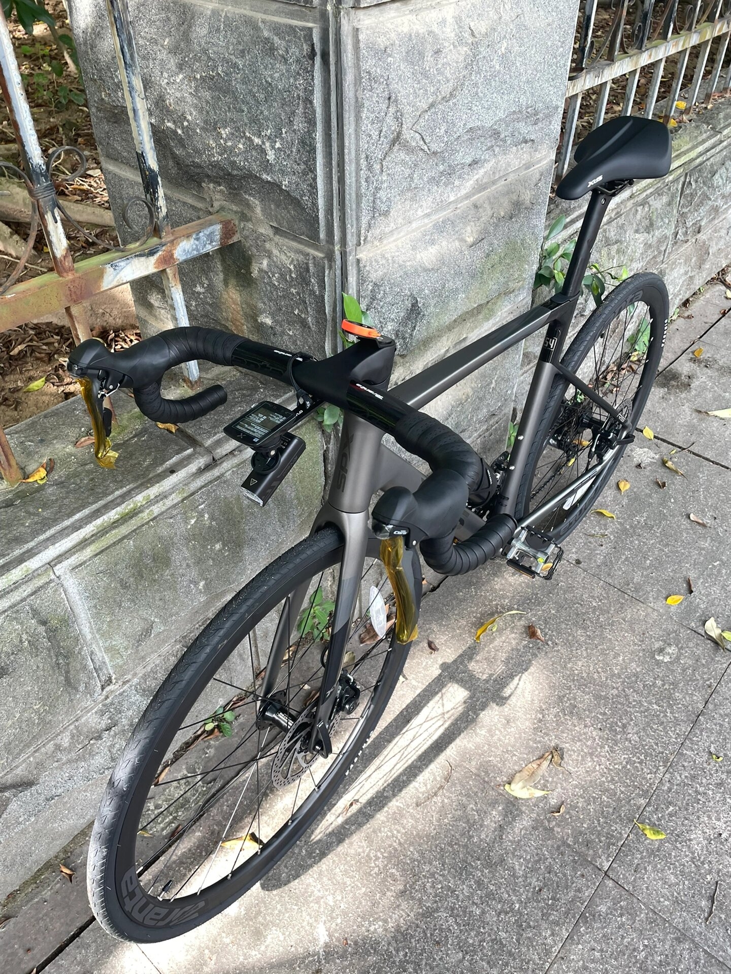  在追逐激情与速度的路上，不能少了一辆稳定、高性能的公路自行车。