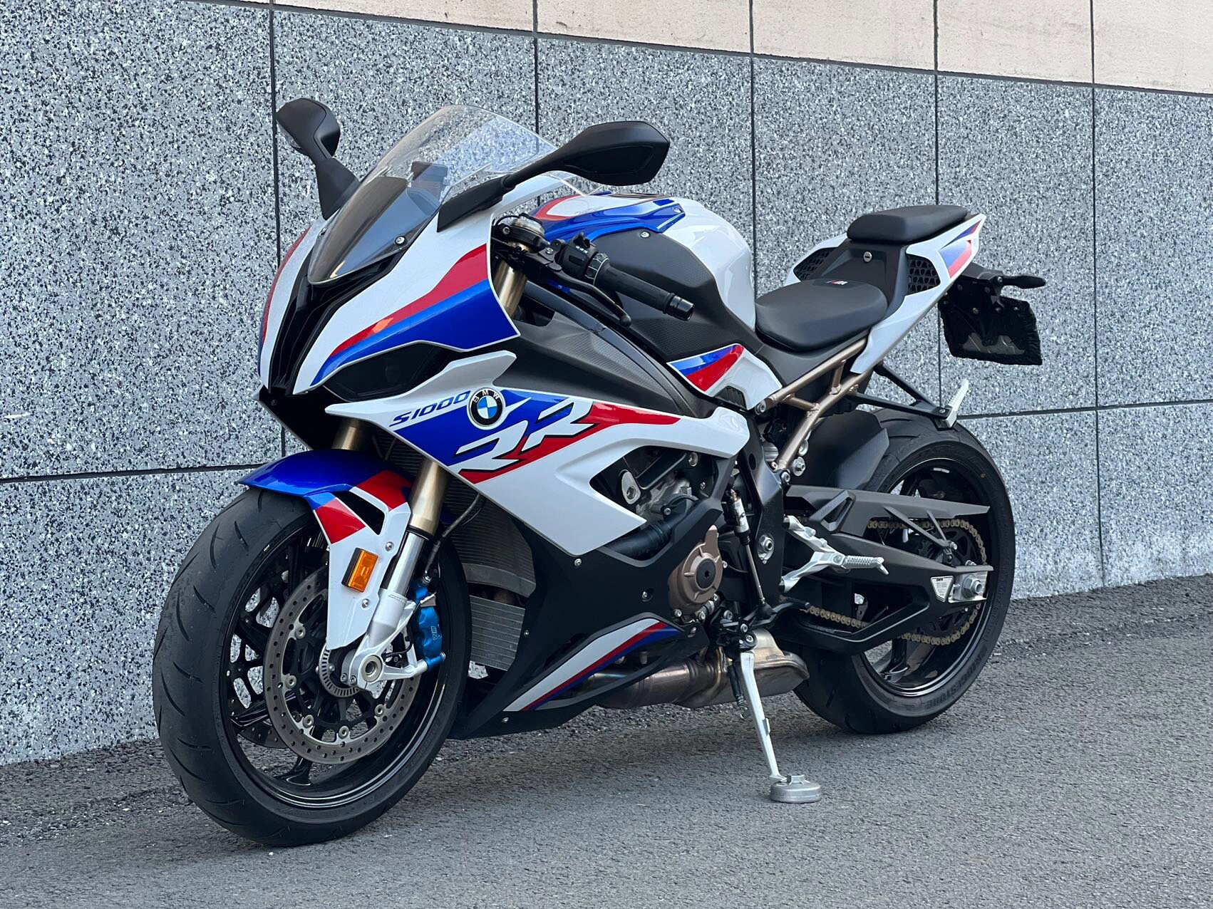 BMW这款S1000RR仿赛摩托车真的是太酷了！