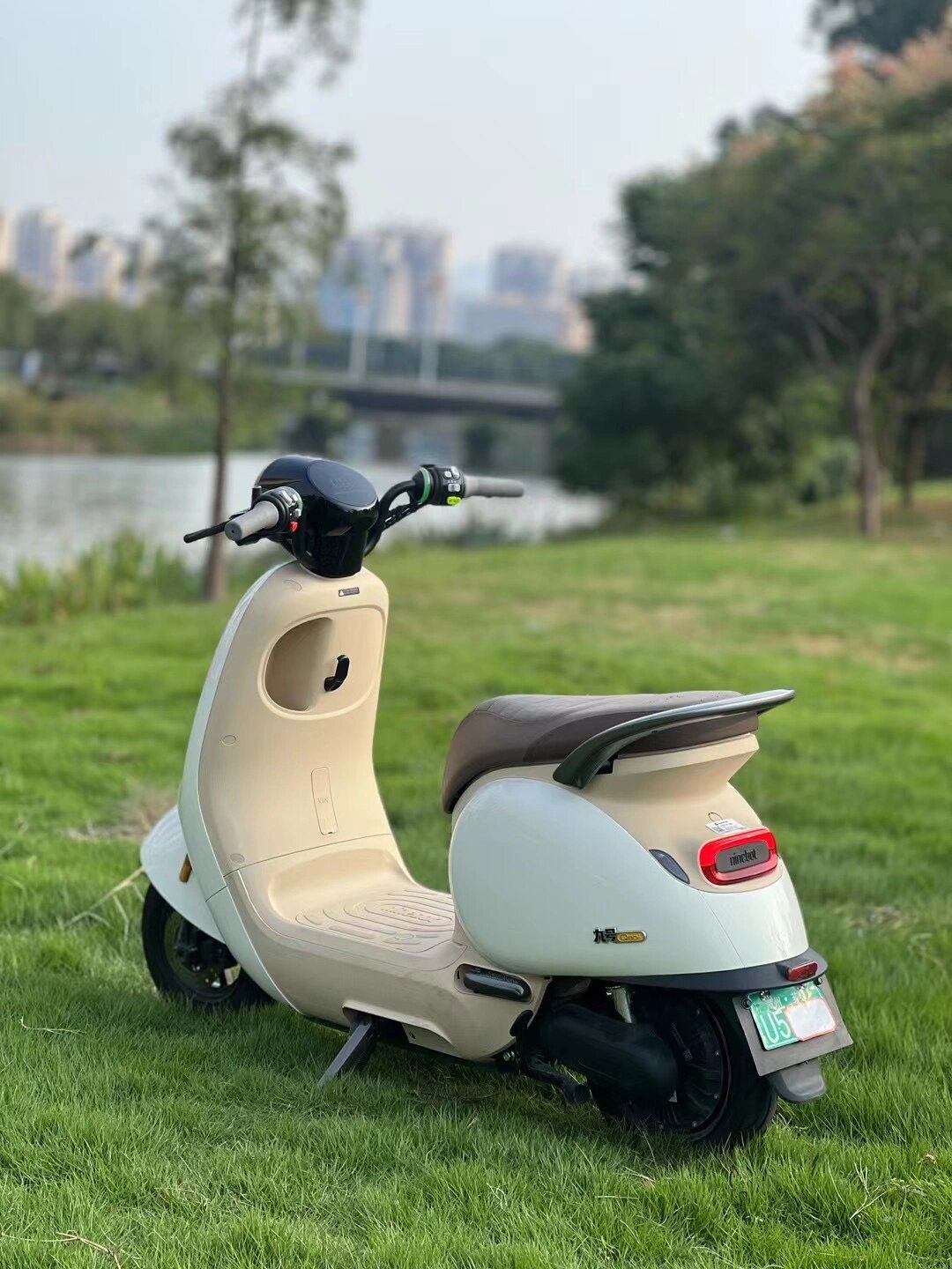 💡别以为这个摩托车只是简简单单的代步工具，它可是个运动能手哦！🚀