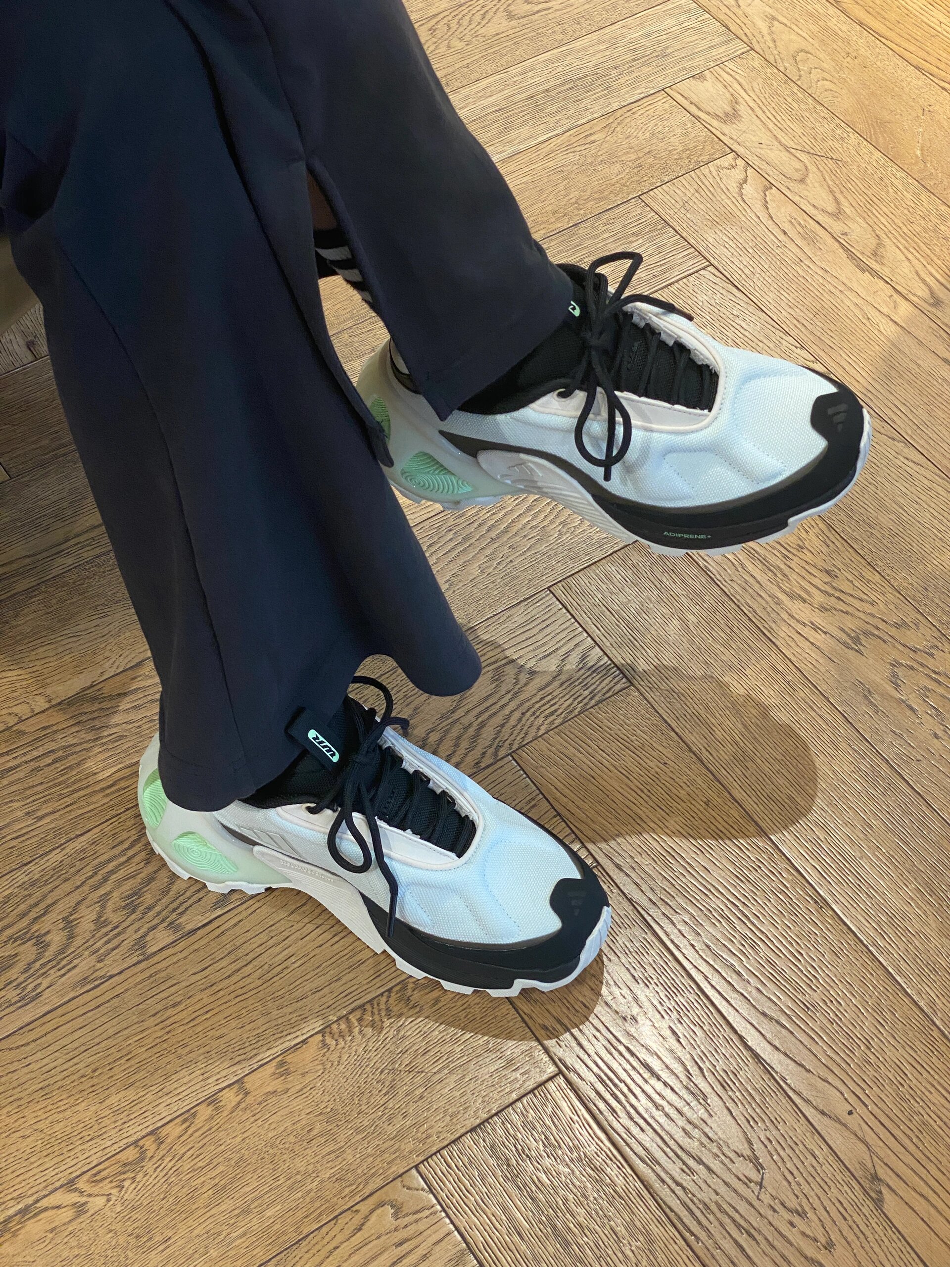 科技感跑鞋，WONDER RUNNER