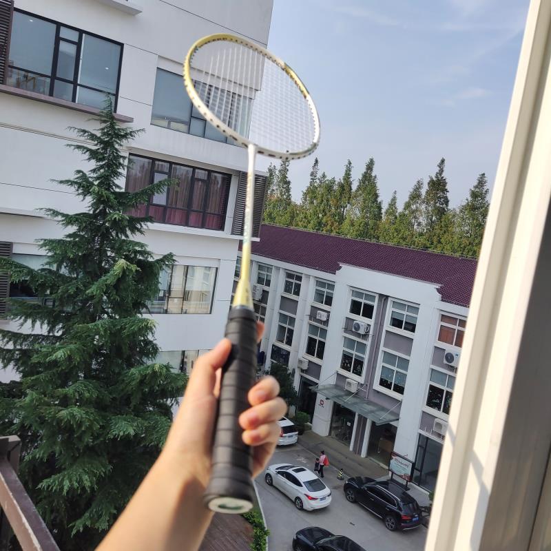 💥 火箭起飞！让我来给你介绍一款超级神器——尤尼克斯 天斧系列 AX9900AEX 进攻拍！🏸🚀