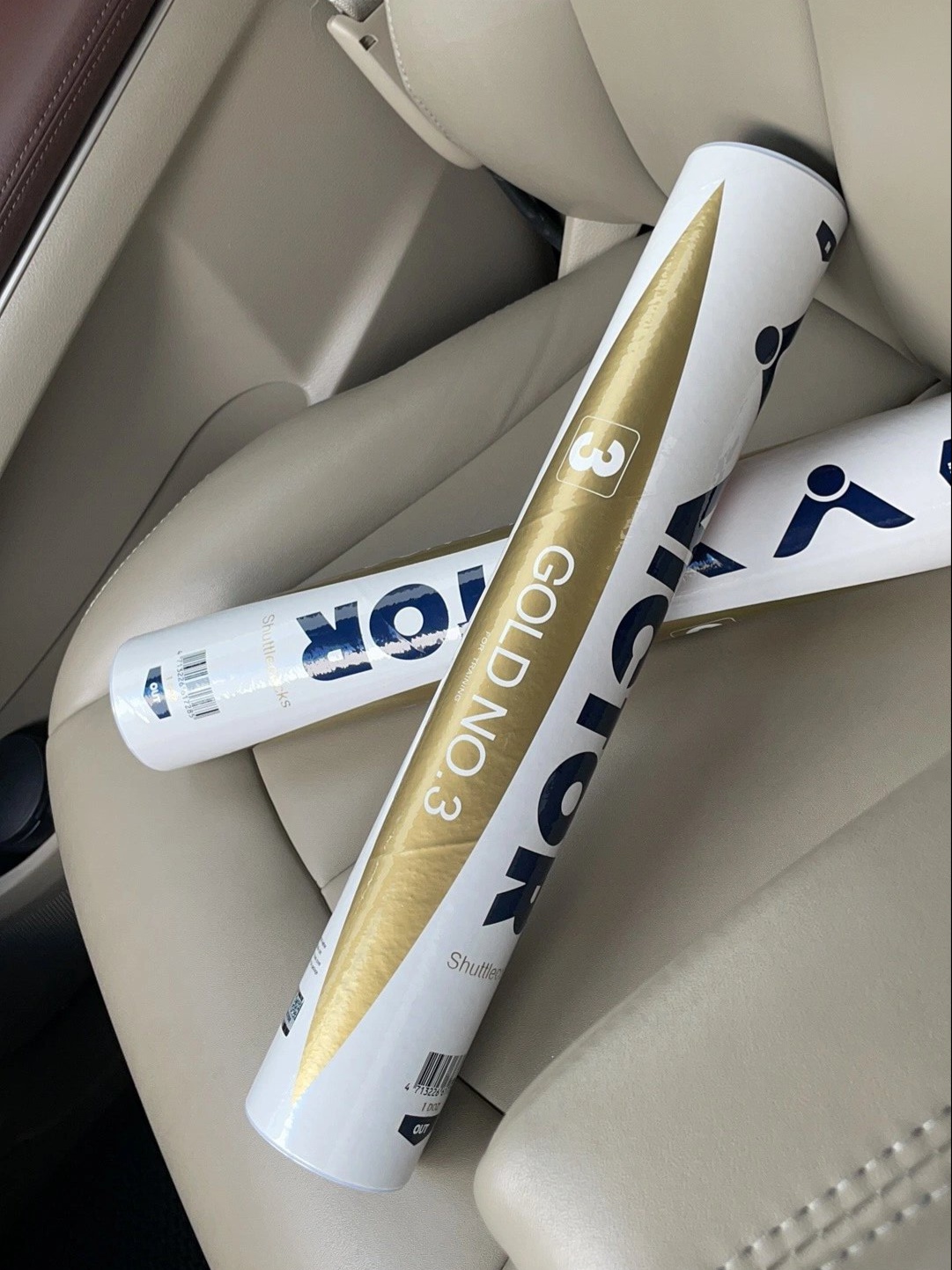"比赛训练利器！威克多金黄系列3号鸭毛球，让你飞向胜利！🏸"