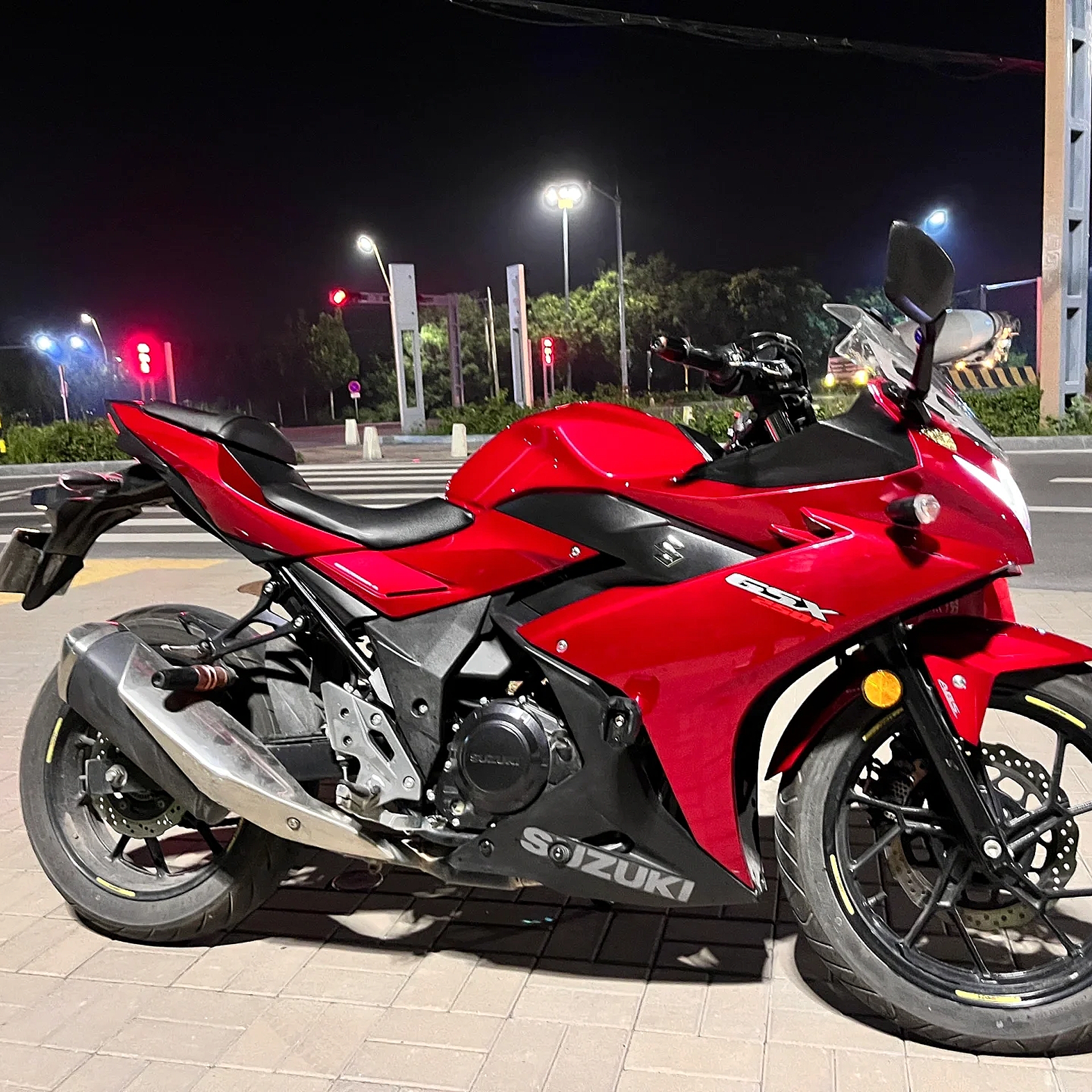 卓越操控，引领双缸摩托新潮流！🏍️✨