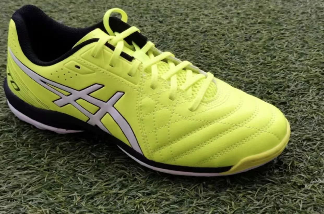 颜值超高的一款亚瑟士足球鞋，很推荐