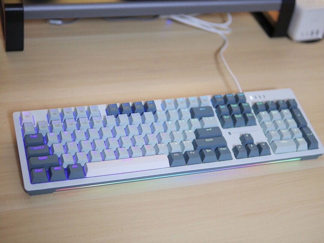 109元也有好看的键盘，热插拔、RGB全部配齐
