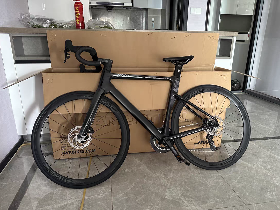 新买了一辆很酷的公路车！