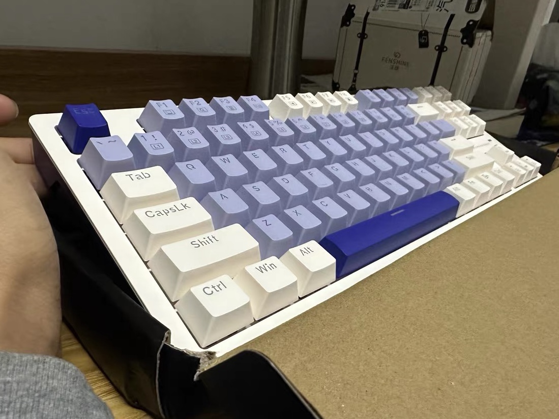 解锁电竞新姿势！雷神K104有线机械键盘，热插拔设计让你畅享游戏巅峰！