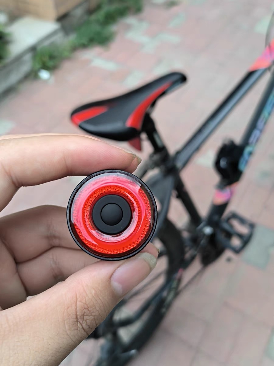 体验洛克兄弟智能感应公路车尾灯