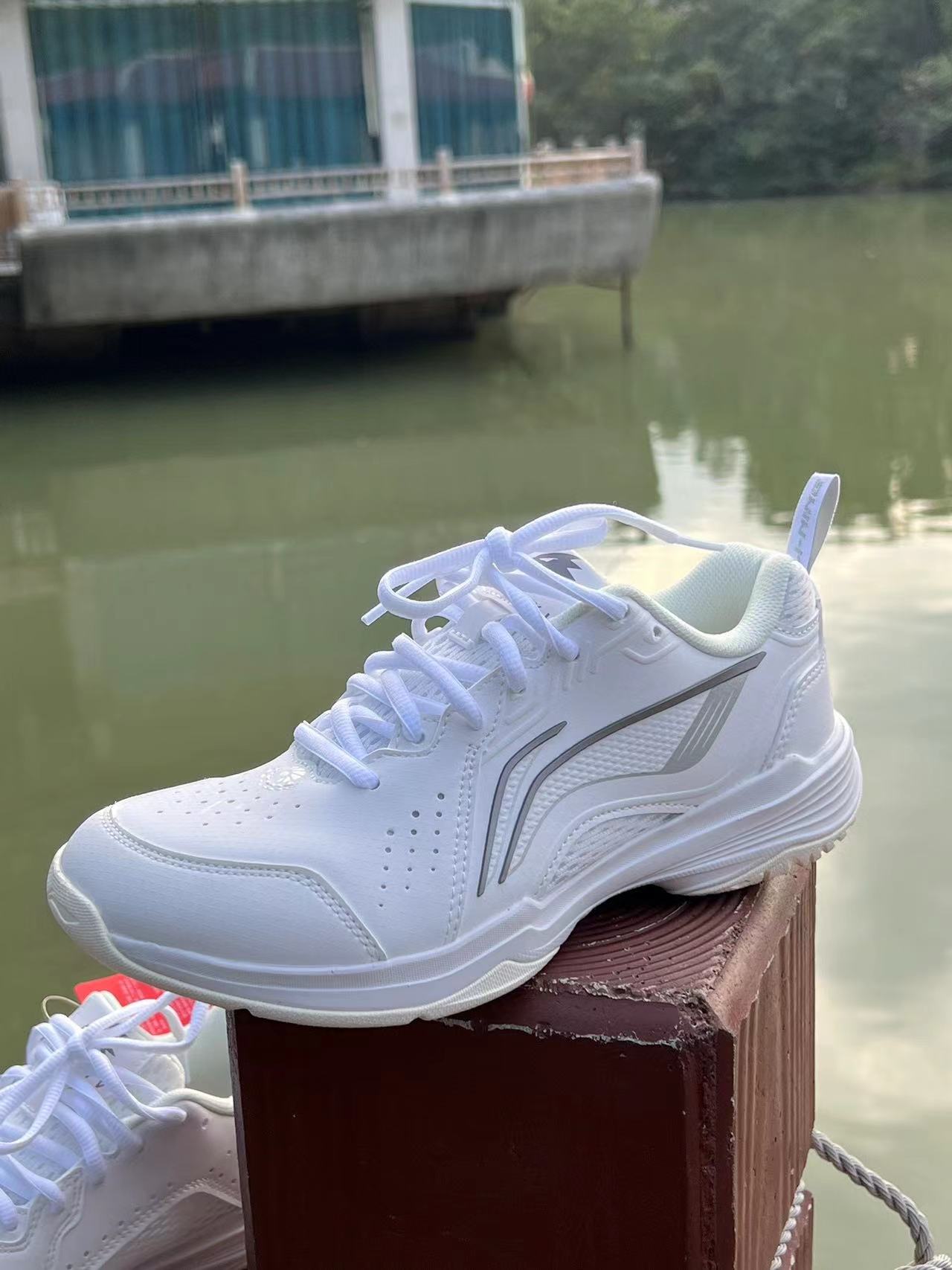 白色的羽毛球鞋也太好看了吧
