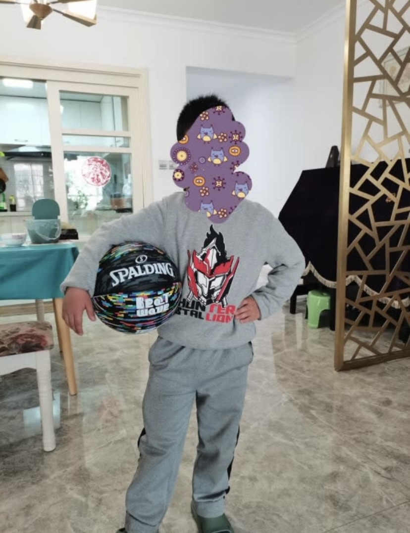 孩子拿着这球看着就帅