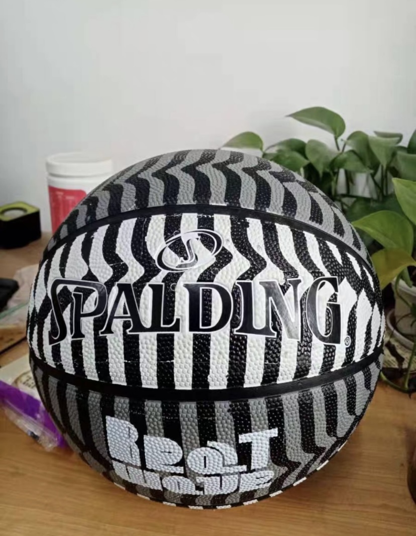 一款趣味无穷的篮球