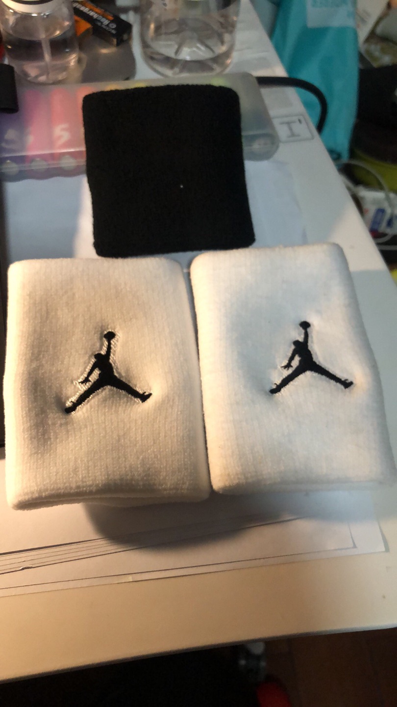 白色简约风护腕