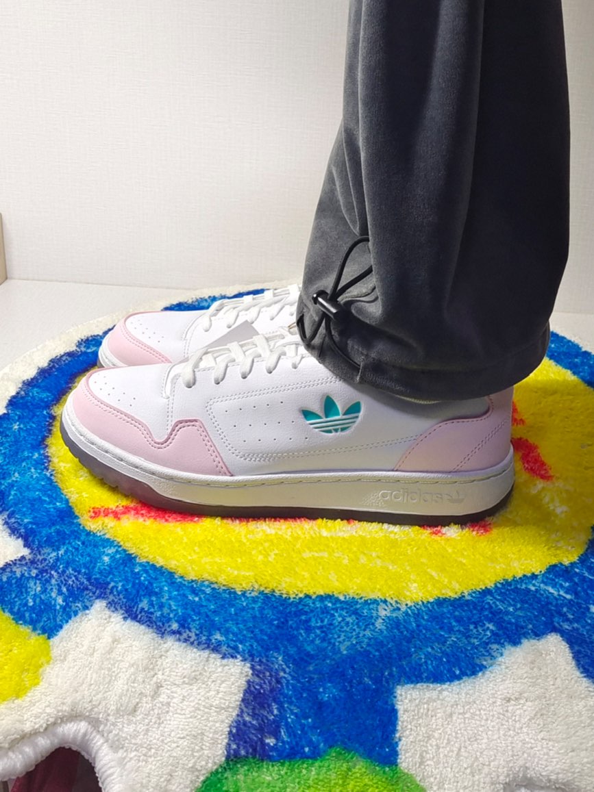    这双时尚经典的adidas板鞋绝对是你衣橱中必备的一款！
