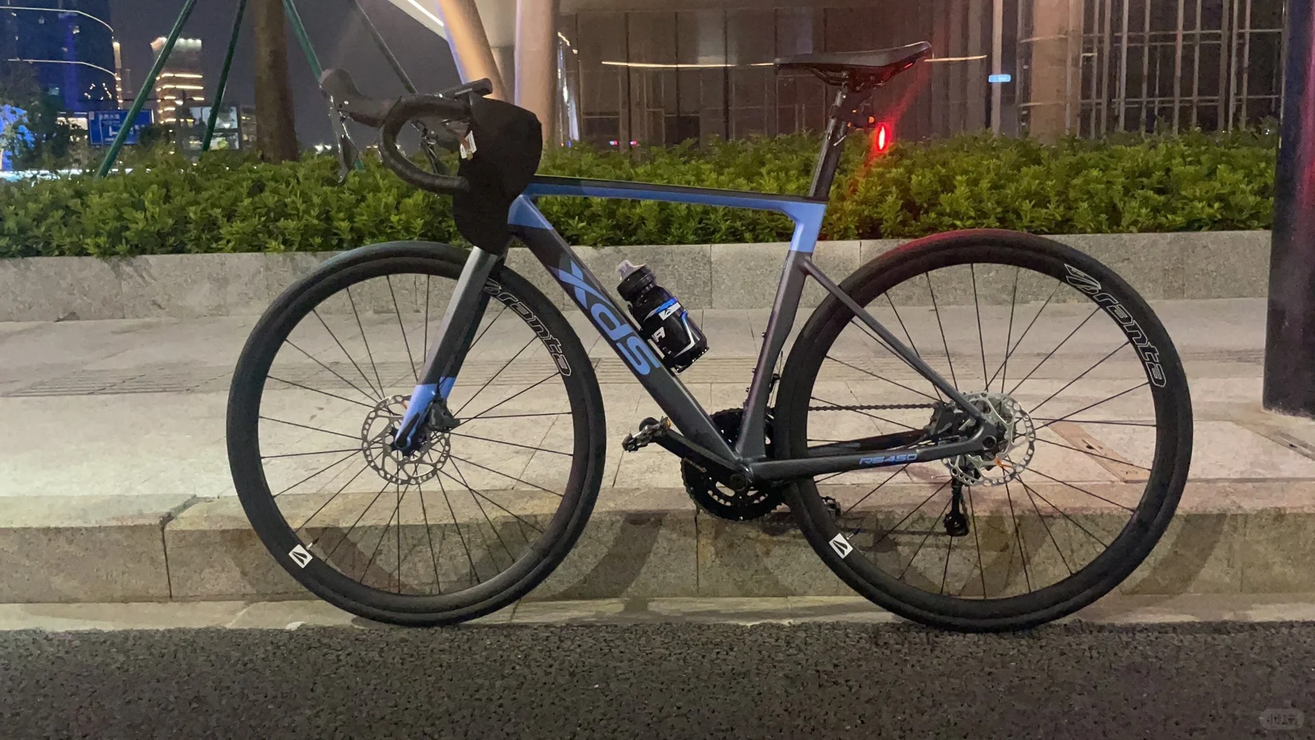 酷炫黑蓝公路闪电