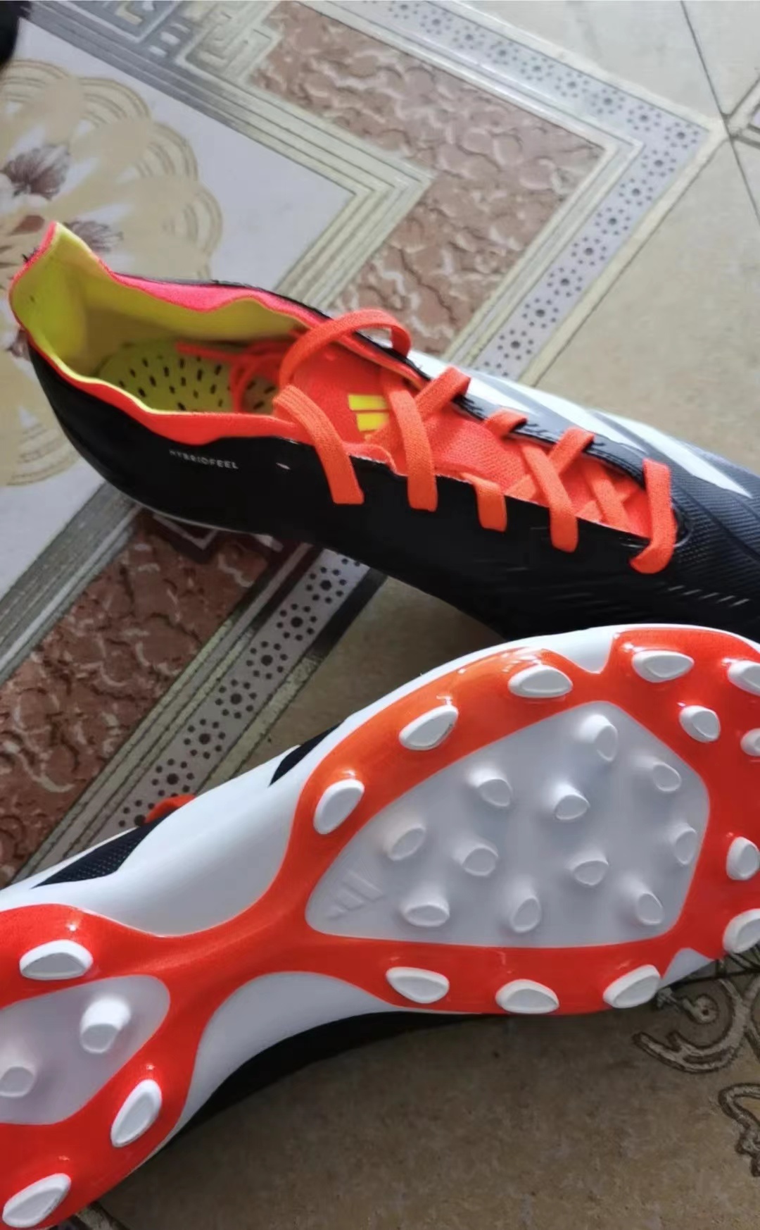 周年限定的一款阿迪足球鞋