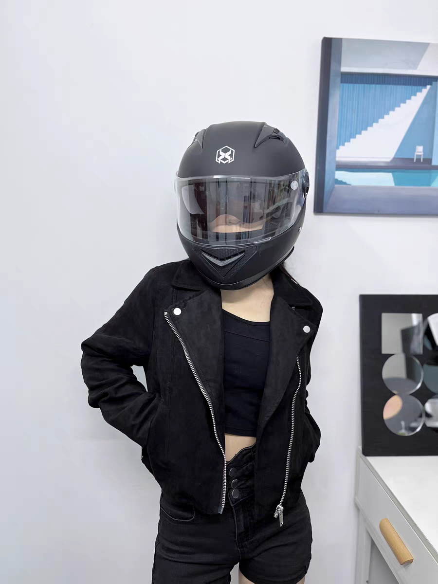 尊嘟假嘟！这个黑色全盔看上去很好戴耶！