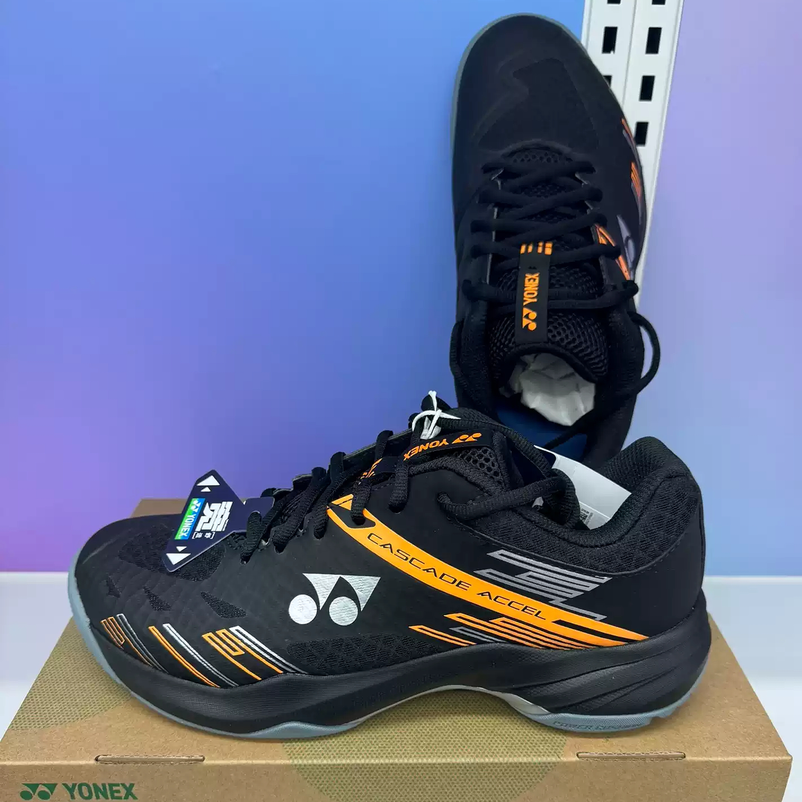 👟🌟 耐磨减震羽毛球鞋，让你步步为赢！🕊️