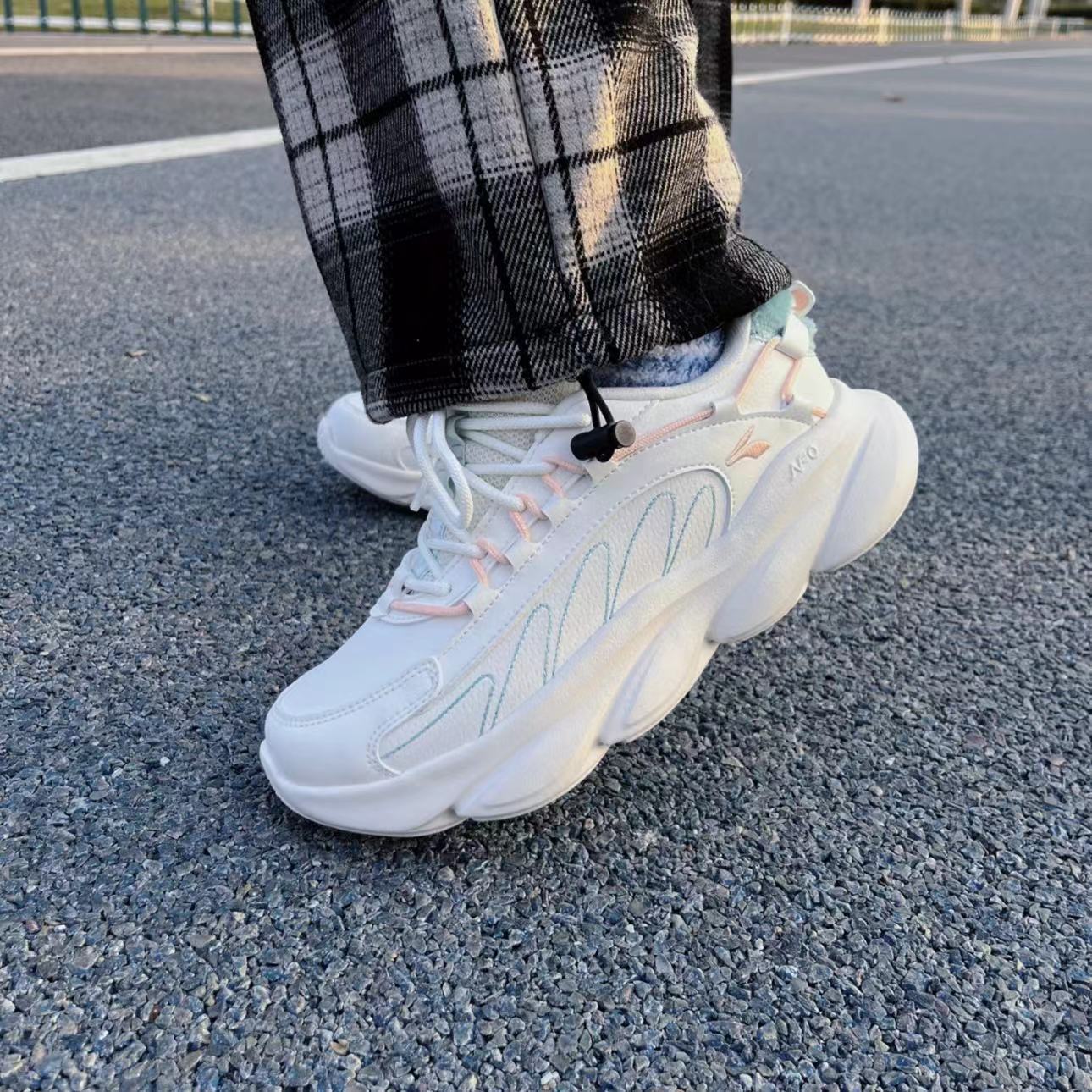 配色绝绝子的经典跑步鞋