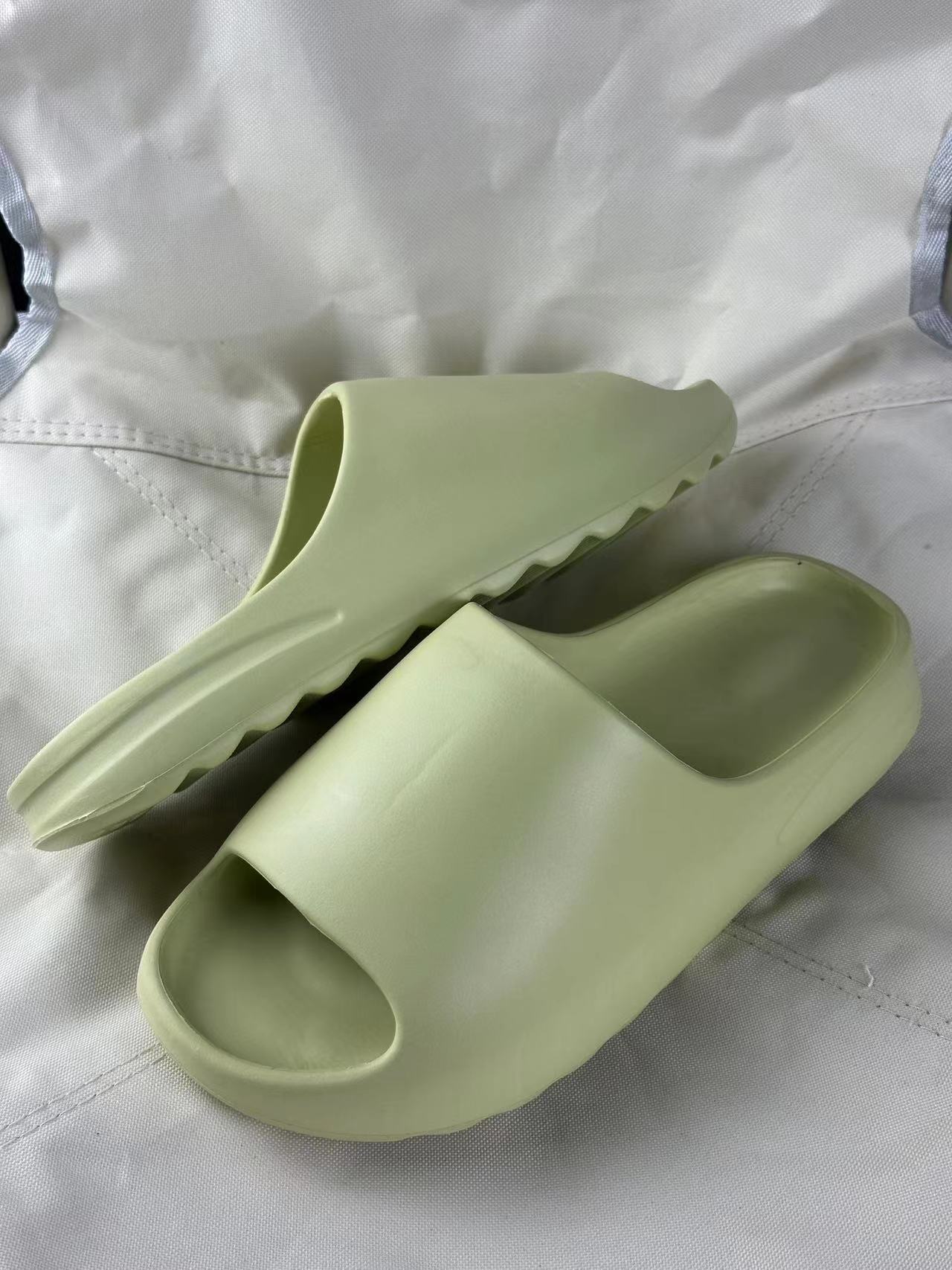 这双浅绿色的拖鞋有点好看呀❗️