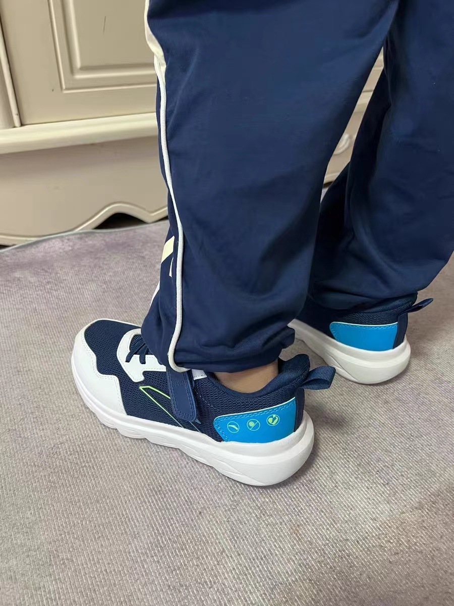 鞋子很好看也很轻盈，颜色非常喜欢。