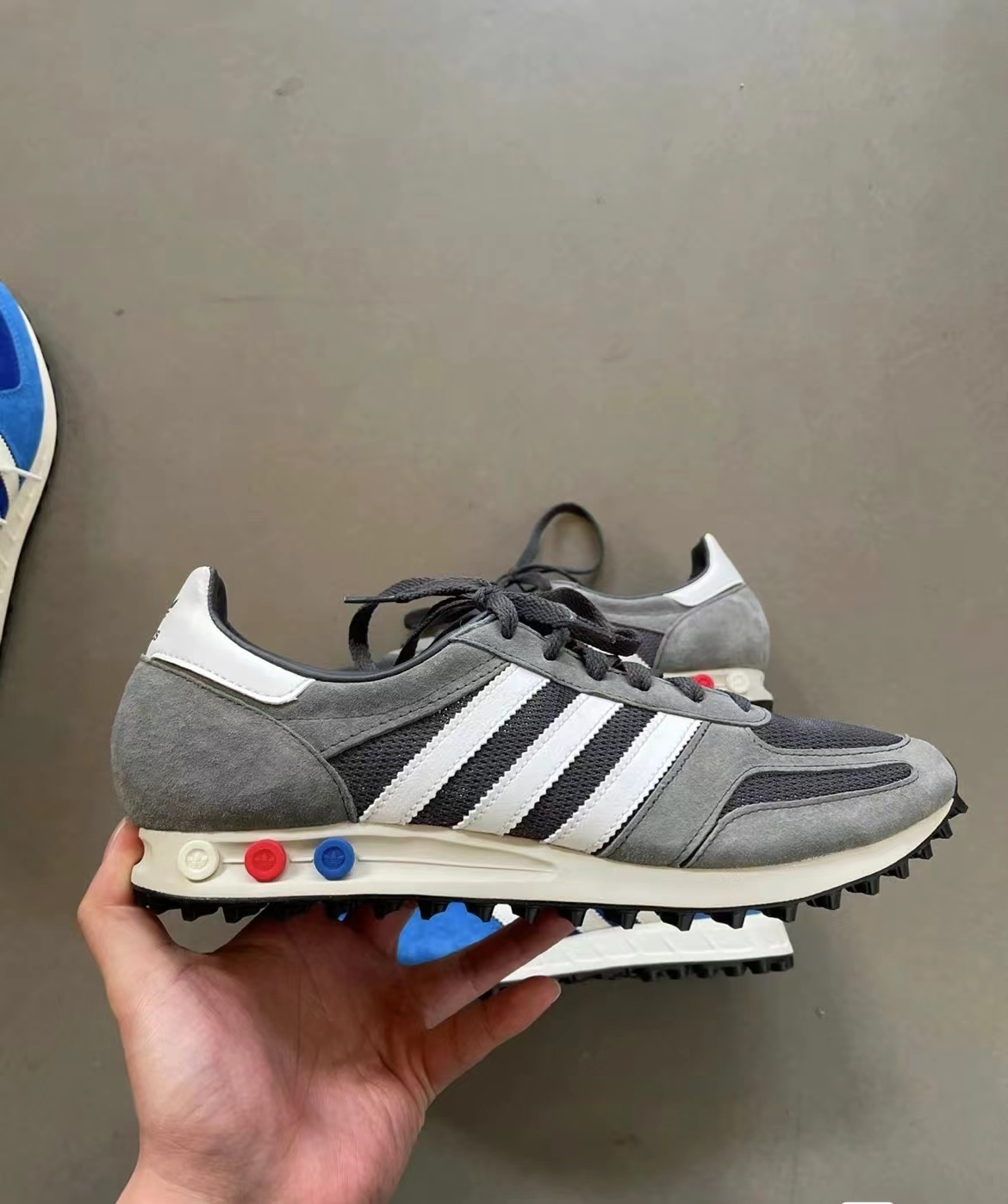 阿迪LA Trainer中底减震体验自由 