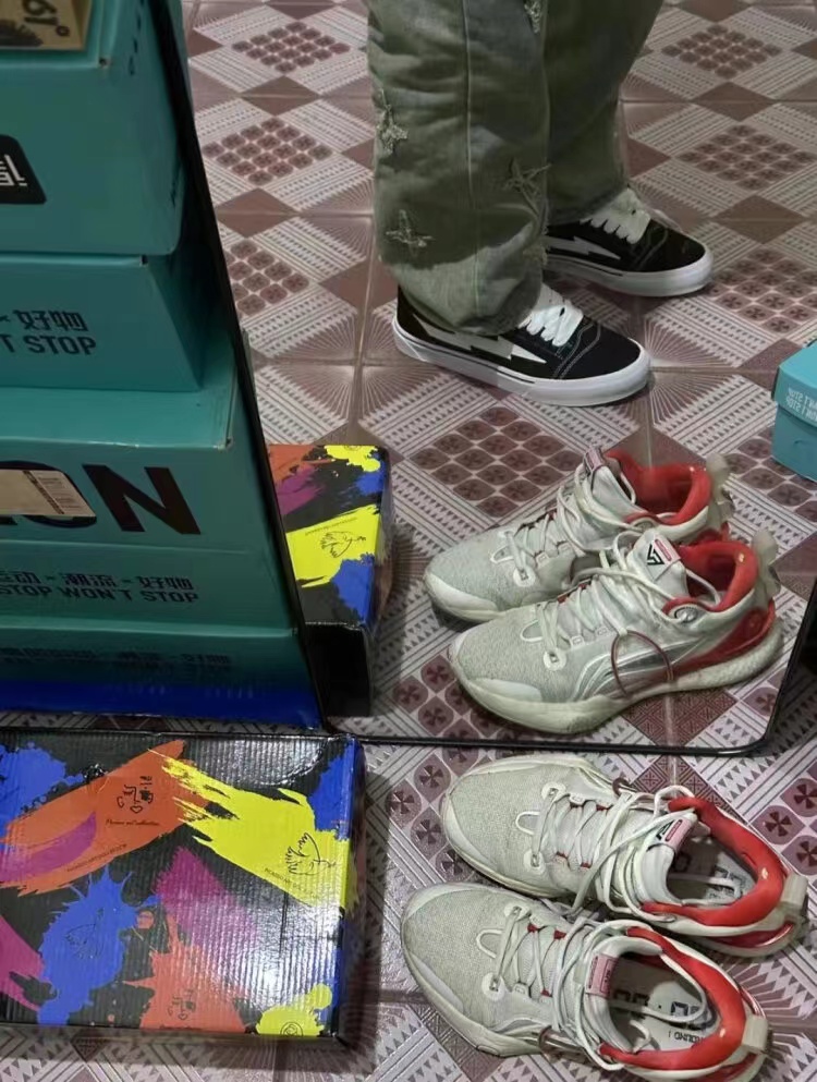 很好搭配的一款小众板鞋