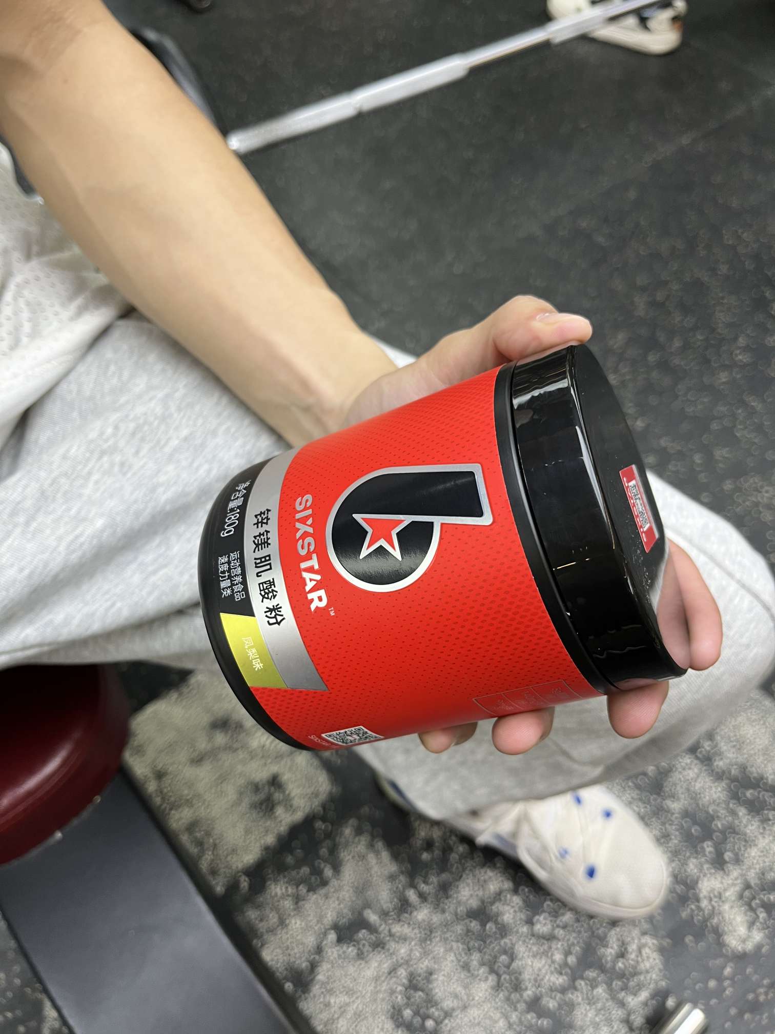 男大健身！精力充沛的原因是肌酸粉