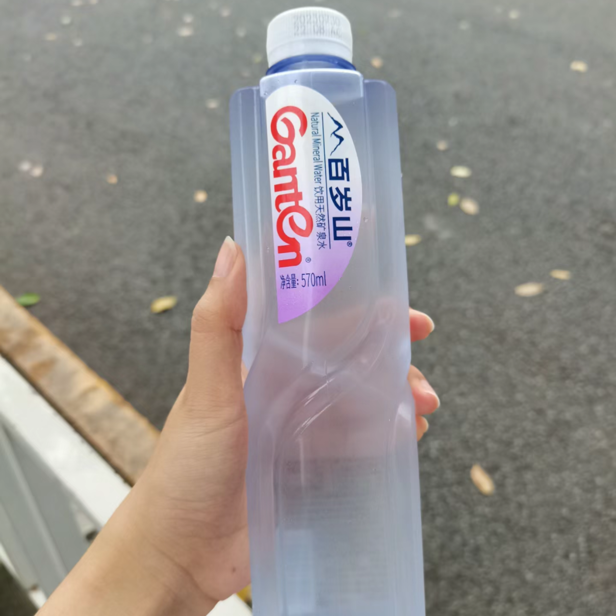 颜值高好喝的百岁山矿泉水