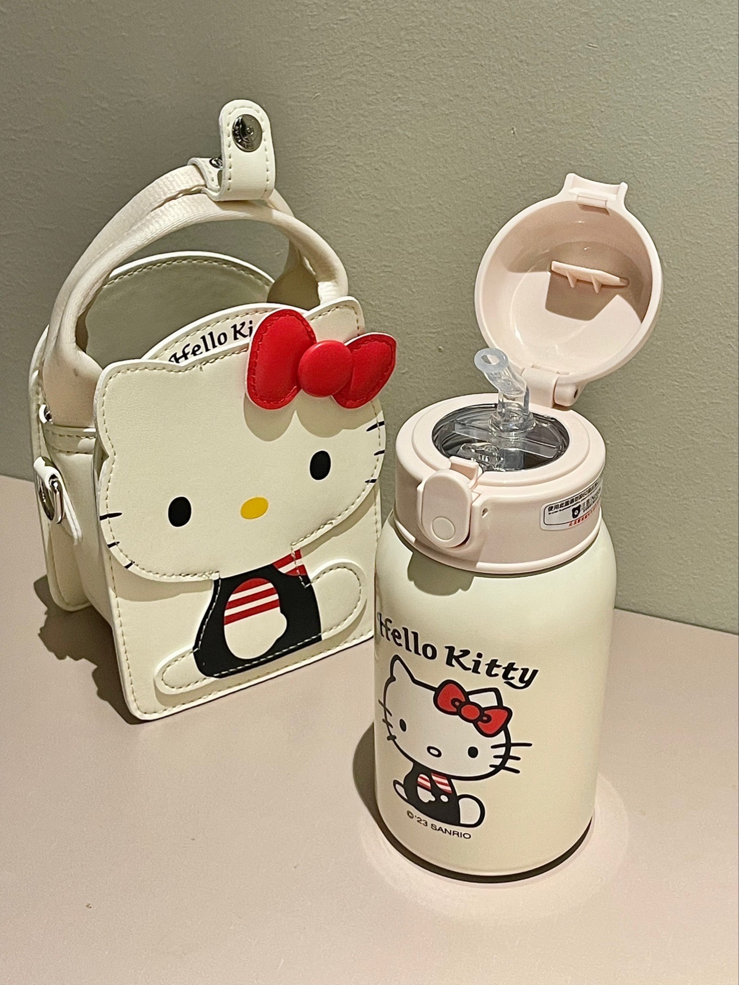 提着这袋hellokitty去给闺蜜过生日喽～