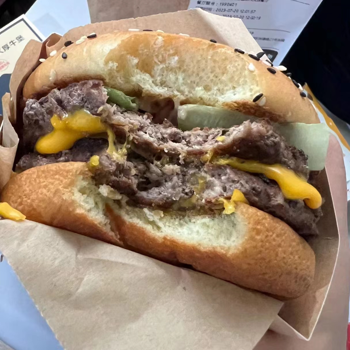 量大的麦当劳培根双层安格斯厚牛堡