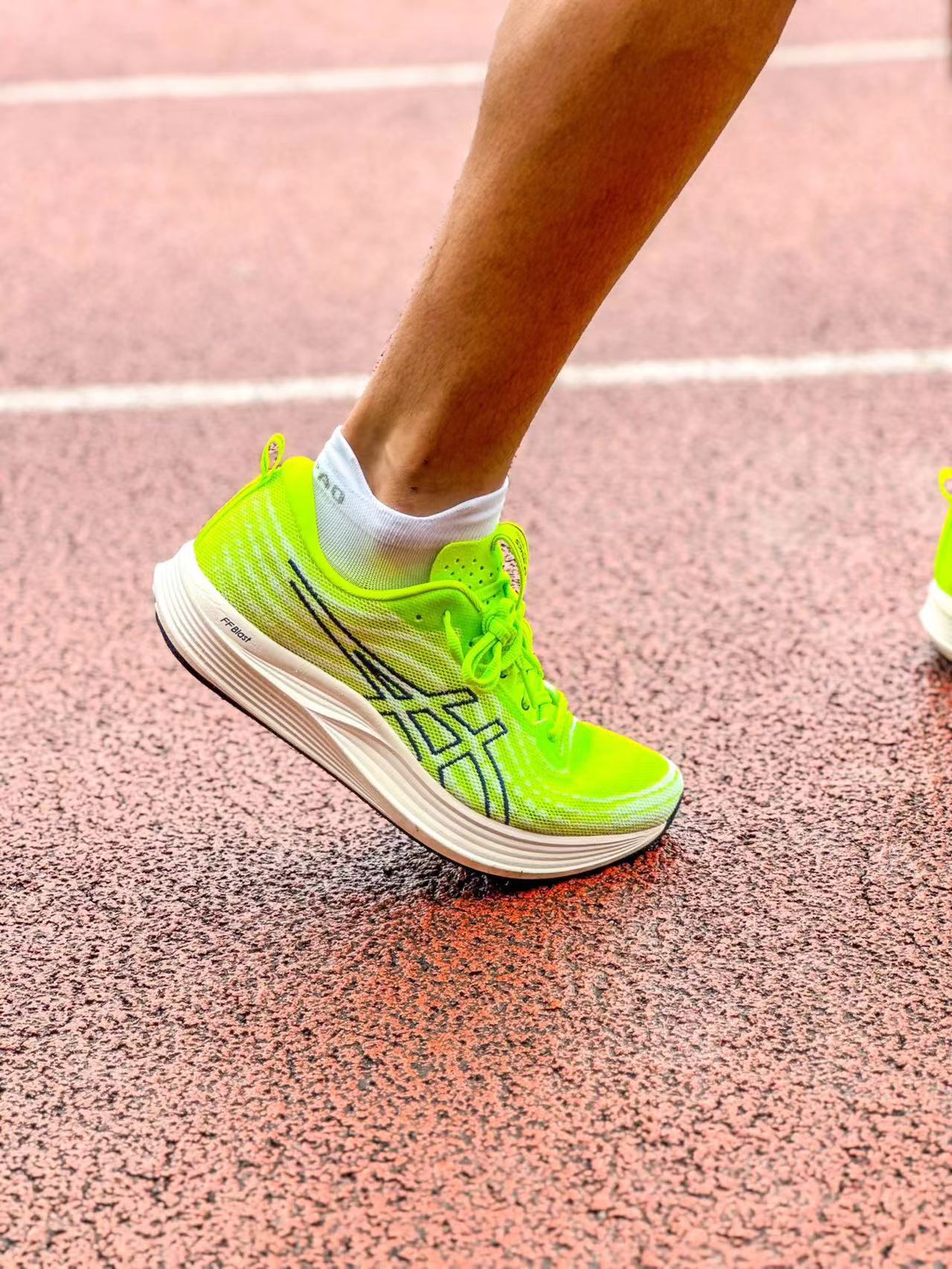 亚瑟士较为冷门的竞速训练跑鞋