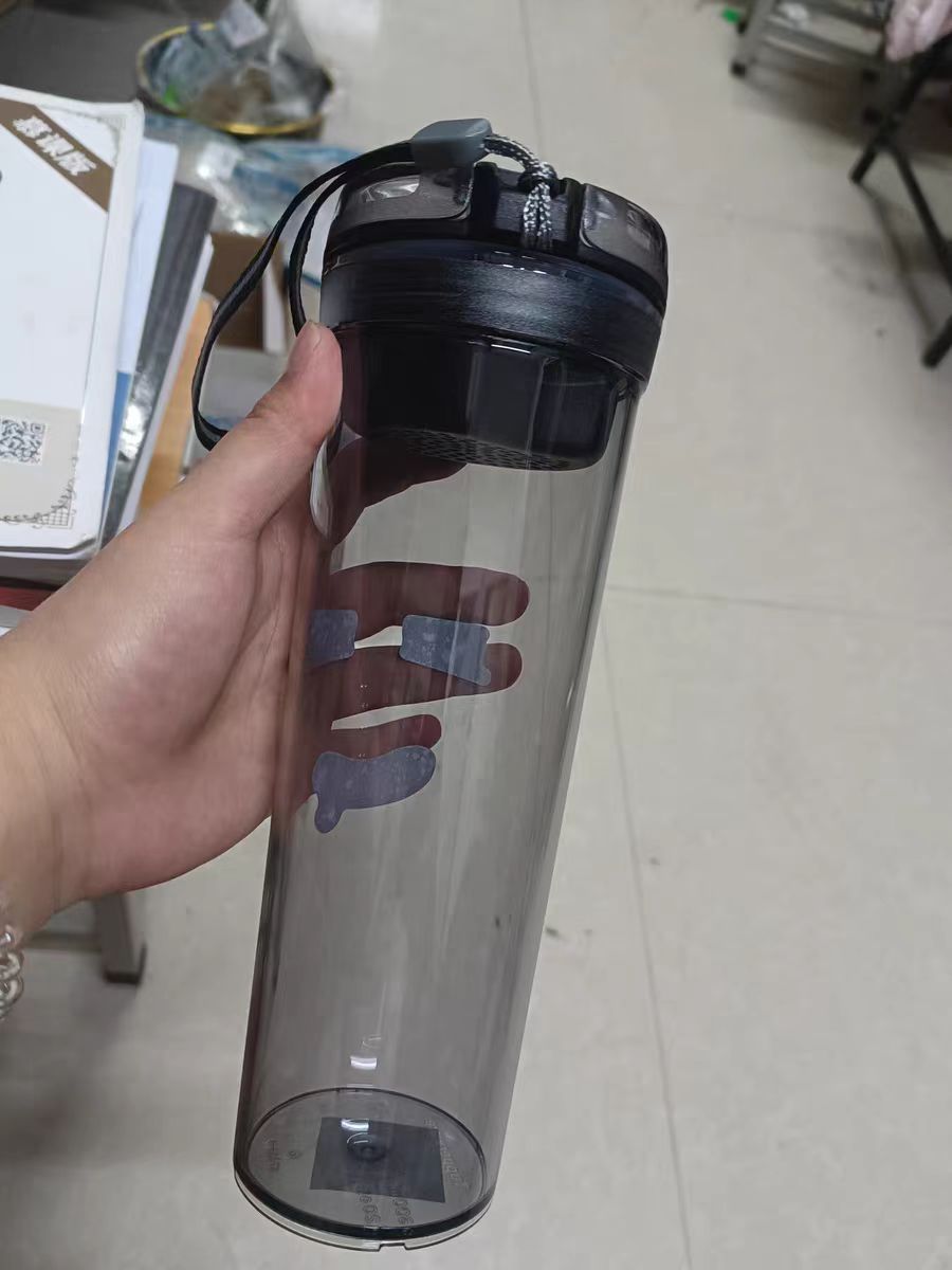 夏天用大杯子喝水嘎嘎爽！