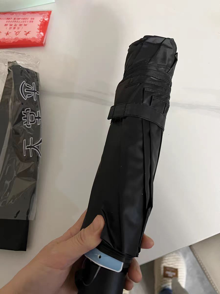 雨伞非常大，一把更比两把强