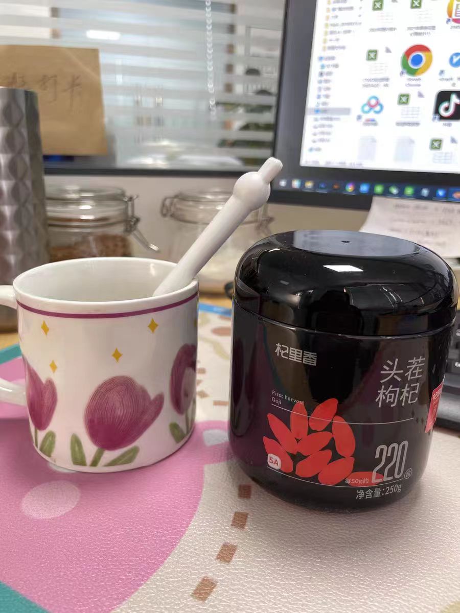 枸杞色泽红润，个头都很大