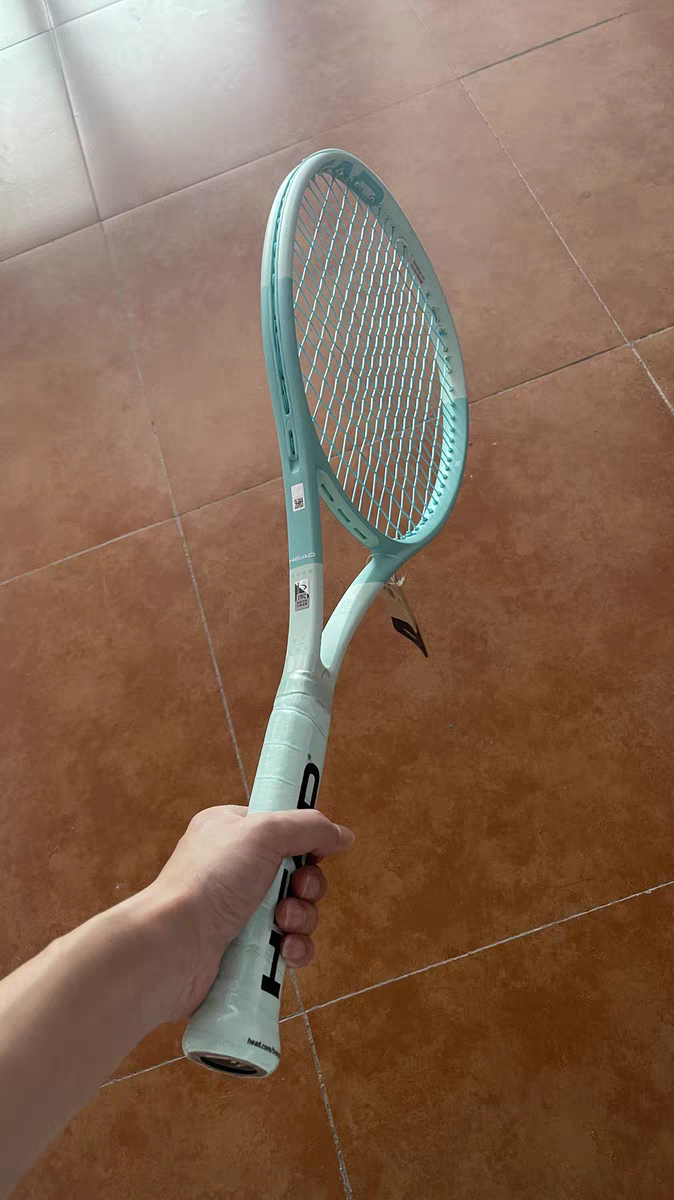 好漂亮的球拍，在球场上清新亮眼