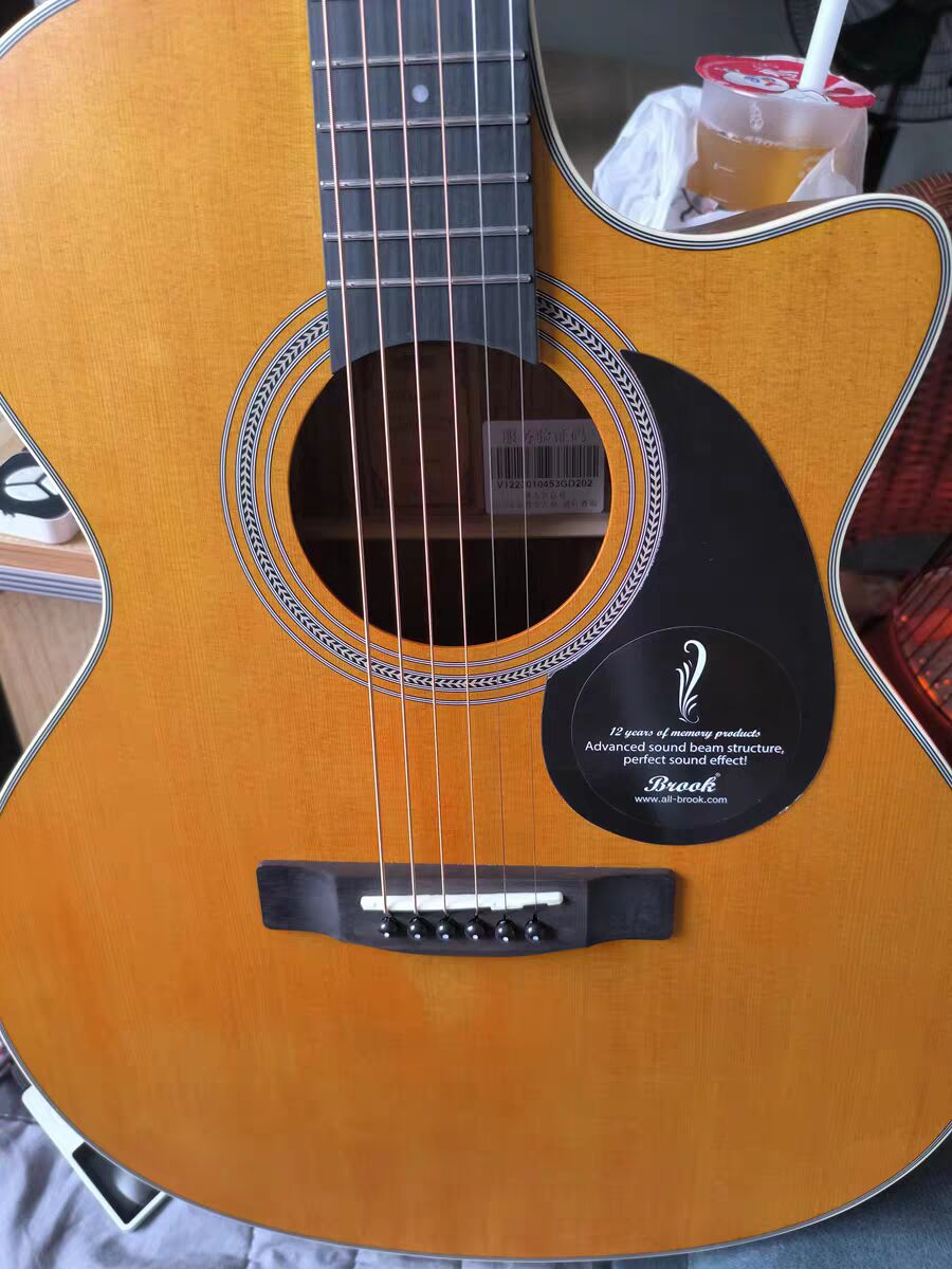 刚拿到手之后，这个吉他给人感觉非常的酷