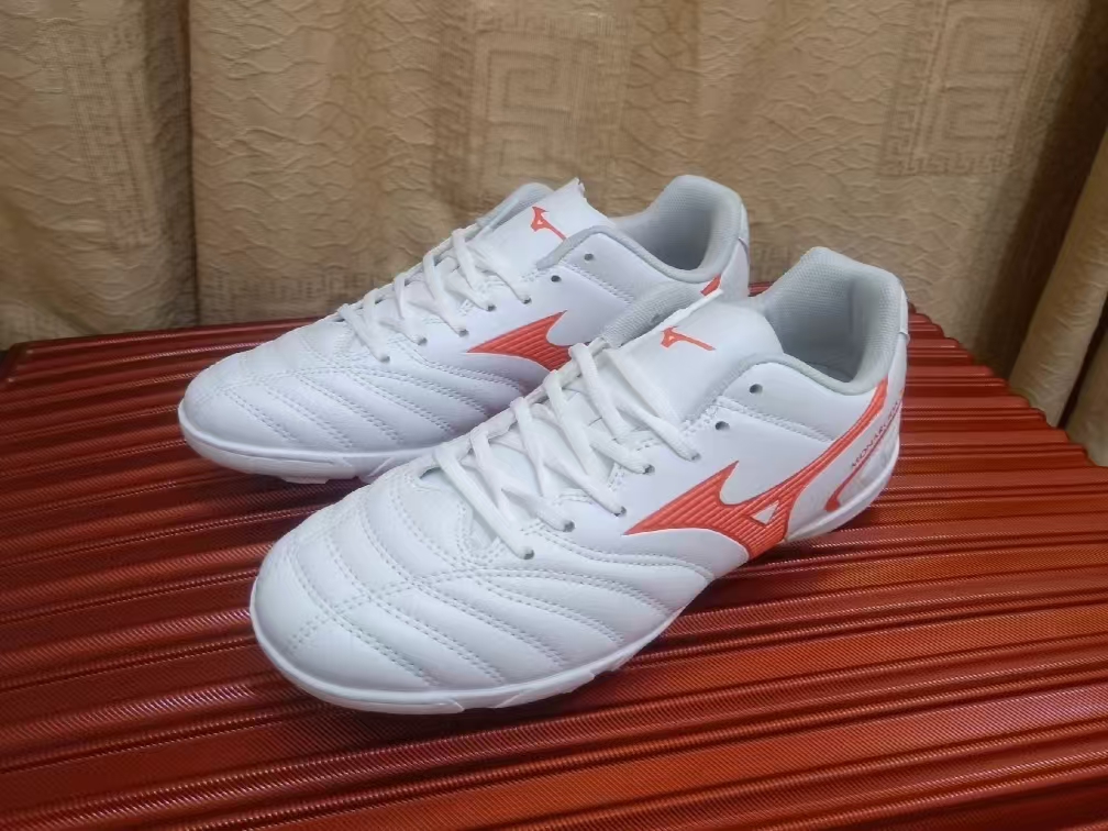 足球鞋分享一款防滑耐磨的足球鞋！