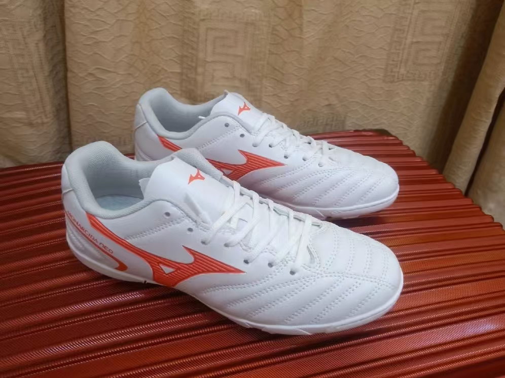 性价比高的足球鞋！