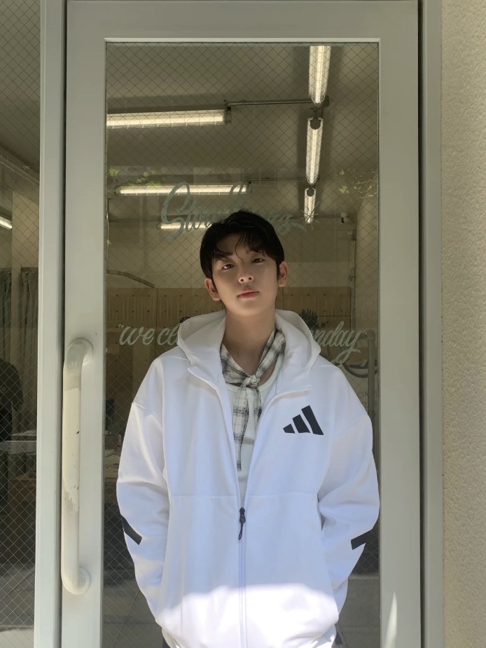 三叶草新款 |纯白色宽松外套哦