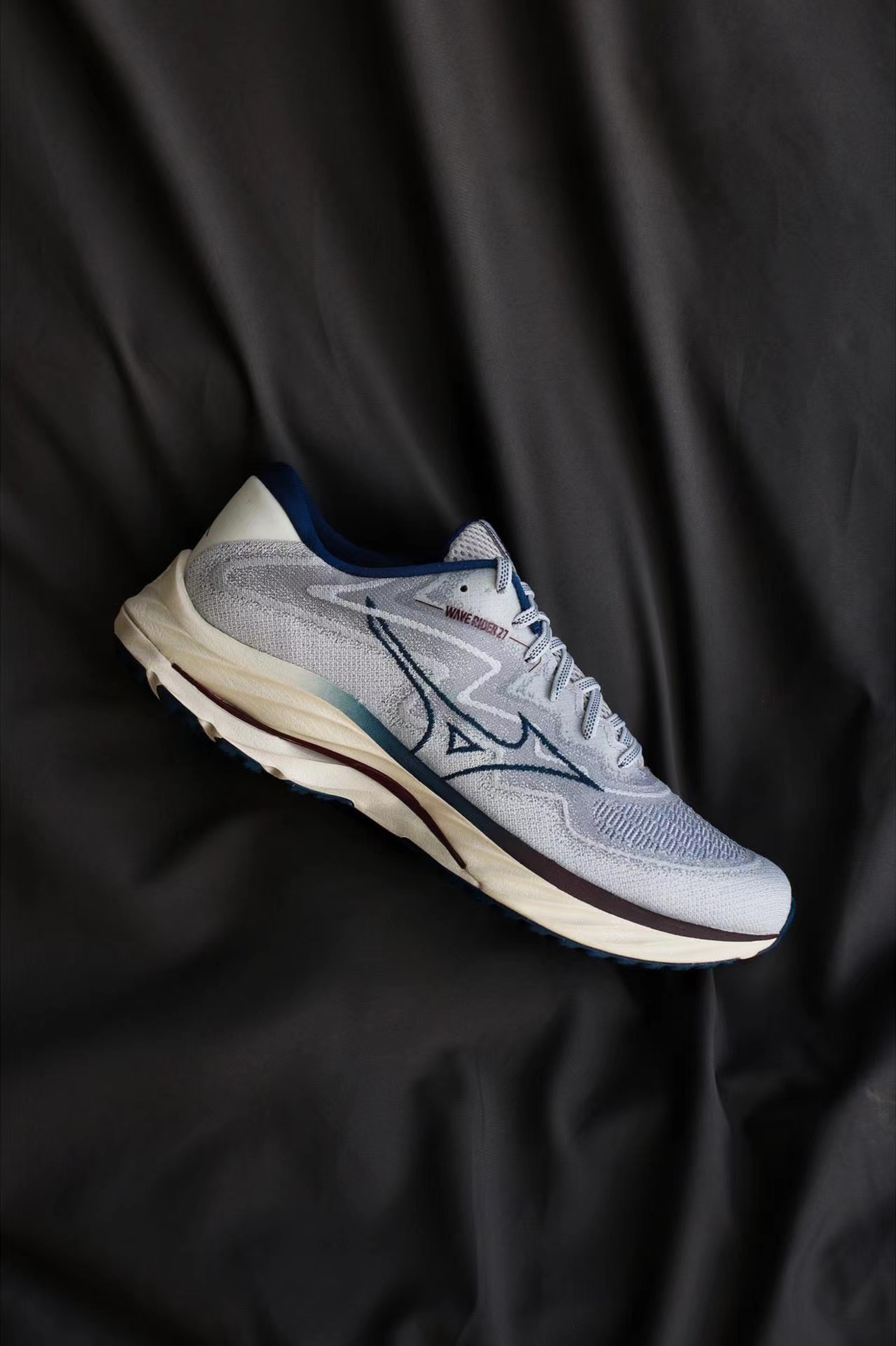 不同材质的经典延续Mizuno Rider 27 